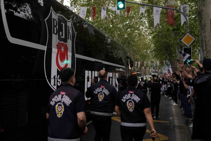 BEŞİKTAŞLI TARAFTARLAR, TAKIMLARINI ŞAMPİYON GİBİ KARŞILADI