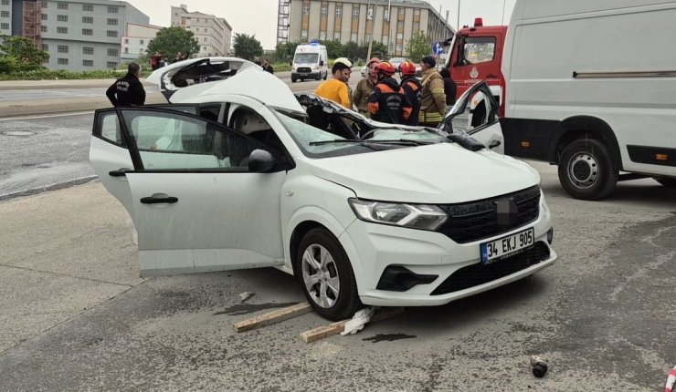 BEYLİKDÜZÜ’NDE KONTROLDEN ÇIKAN ARAÇ TERS ŞERİDE DALDI: 1’İ AĞIR 4 YARALI