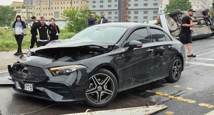BEYLİKDÜZÜ’NDE KONTROLDEN ÇIKAN ARAÇ TERS ŞERİDE DALDI: 1’İ AĞIR 4 YARALI