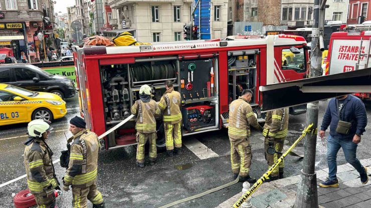 BEYOĞLU’DA 6 KATLI BİNADA YANGIN PANİĞİ: MAHSUR KALAN 2 KİŞİ KURTARILDI