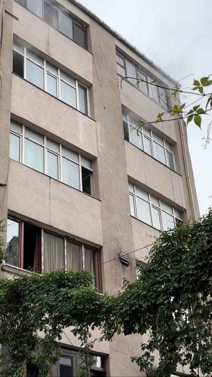 BEYOĞLU’DA 6 KATLI BİNADA YANGIN PANİĞİ: MAHSUR KALAN 2 KİŞİ KURTARILDI