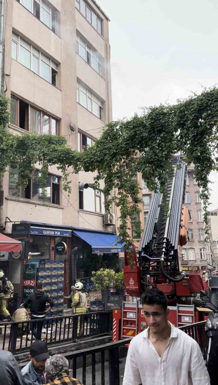 BEYOĞLU’DA 6 KATLI BİNADA YANGIN PANİĞİ: MAHSUR KALAN 2 KİŞİ KURTARILDI