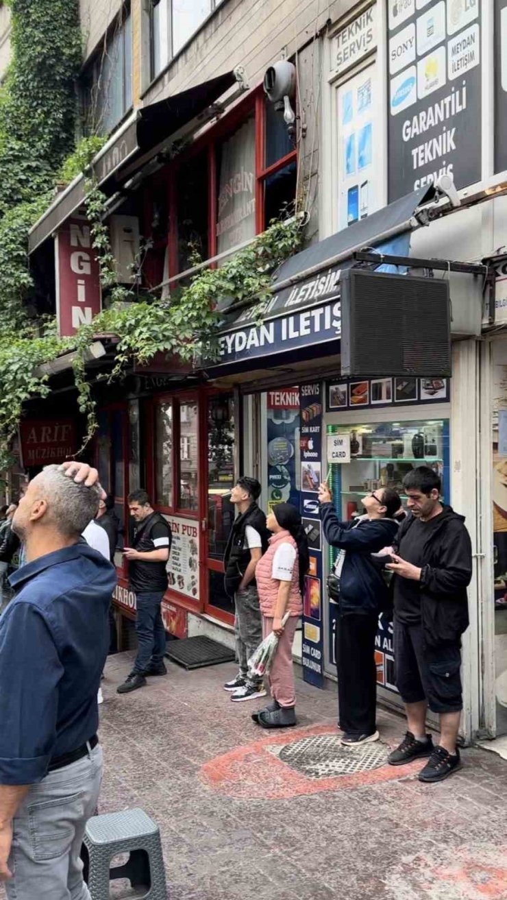 BEYOĞLU’DA 6 KATLI BİNADA YANGIN PANİĞİ: MAHSUR KALAN 2 KİŞİ KURTARILDI