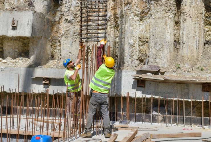 ESENYURT’TA ATIL DURUMDAKİ CEMEVİ’Nİ YENİLEME ÇALIŞMALARI DEVAM EDİYOR