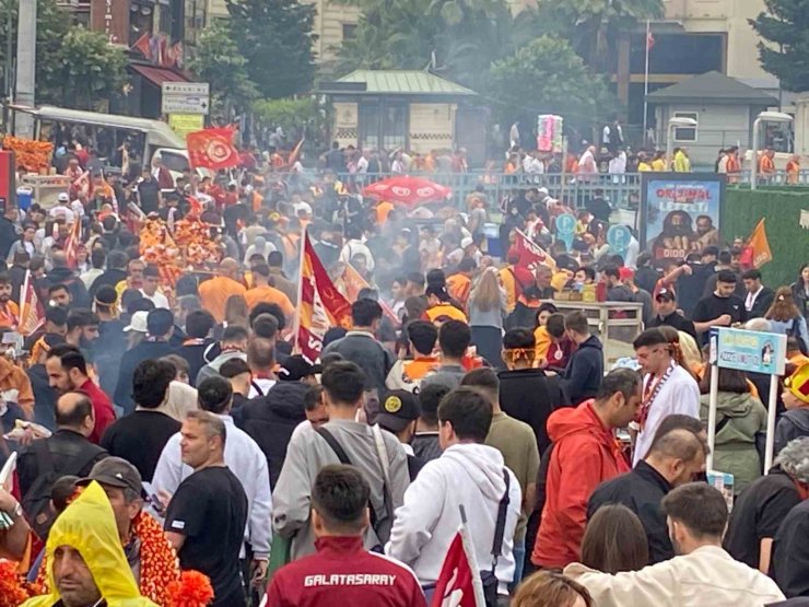 GALATASARAYLI TARAFTARLAR YENİKAPI’YA AKIN ETTİ