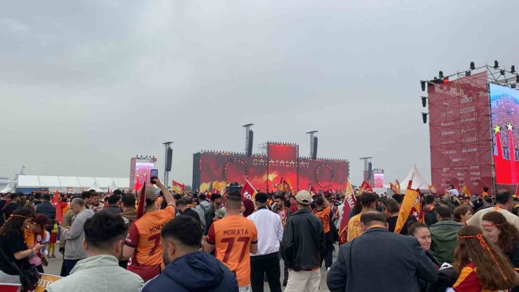 GALATASARAYLI TARAFTARLAR YENİKAPI’YA AKIN ETTİ