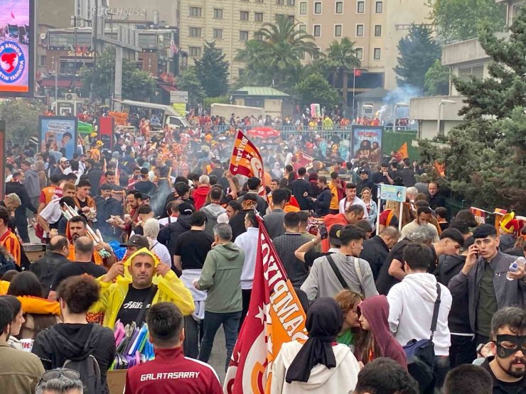 GALATASARAYLI TARAFTARLAR YENİKAPI’YA AKIN ETTİ