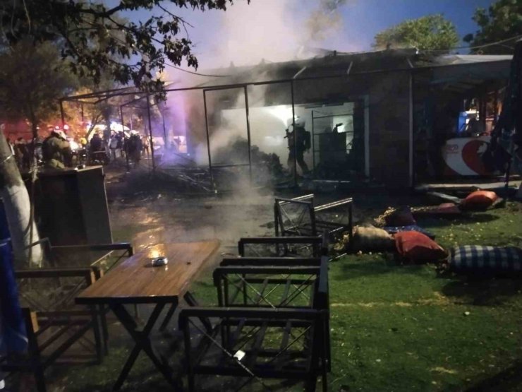SİLİVRİ’DE KAFE ALEVLERE TESLİM OLDU: FACİADAN DÖNÜLDÜ