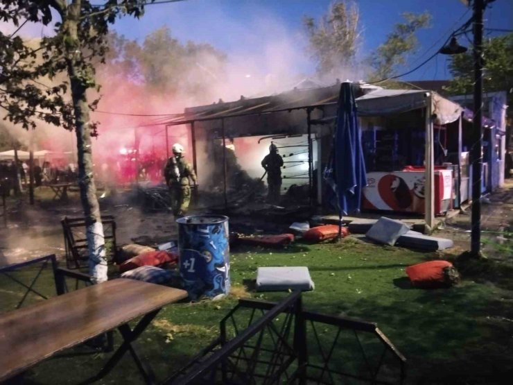 SİLİVRİ’DE KAFE ALEVLERE TESLİM OLDU: FACİADAN DÖNÜLDÜ