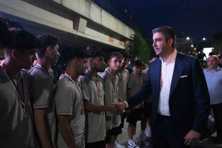 KARTAL’DA FENERBAHÇE’NİN EUROLEAGUE FİNAL MAÇI DEV EKRANDA İZLENDİ
