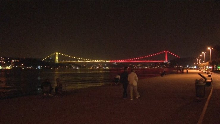 FATİH SULTAN MEHMET KÖPRÜSÜ "SARI-KIRMIZI" RENKLERLE AYDINLATILDI