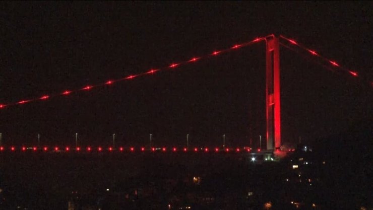 FATİH SULTAN MEHMET KÖPRÜSÜ "SARI-KIRMIZI" RENKLERLE AYDINLATILDI