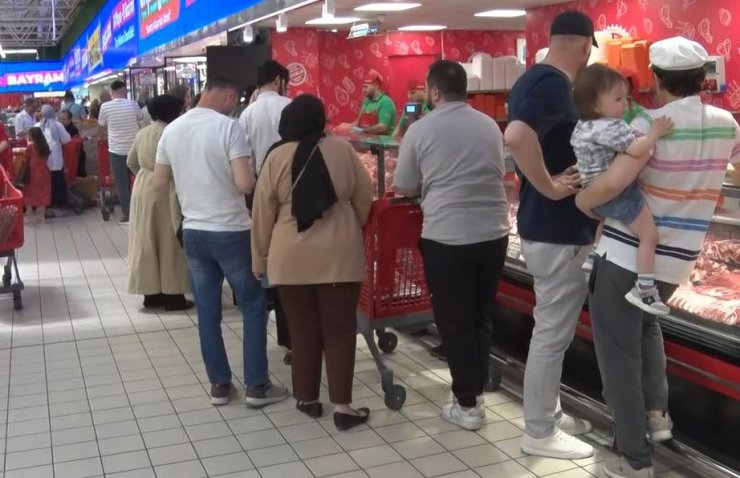BAYRAM ÖNCESİ BÜYÜK İNDİRİM YAPILAN MARKETE VATANDAŞLAR AKIN ETTİ