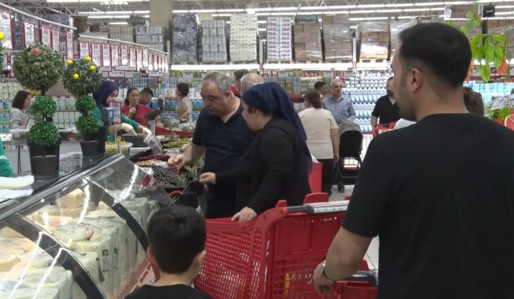 BAYRAM ÖNCESİ BÜYÜK İNDİRİM YAPILAN MARKETE VATANDAŞLAR AKIN ETTİ