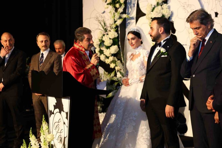 ‘AİLE YILI’NA ANLAMLI KATKI: ESENLER’DE NİKAH ÜCRETLERİ KALDIRILDI
