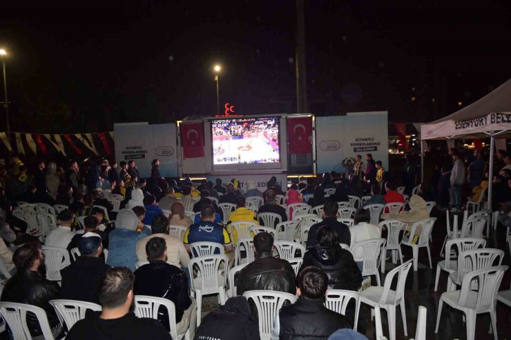 ESENYURT’TA FİNAL COŞKUSU: FENERBAHÇE ZAFERİ DEV EKRANDA KUTLANDI