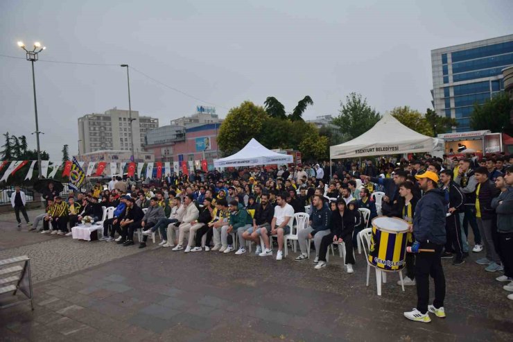 ESENYURT’TA FİNAL COŞKUSU: FENERBAHÇE ZAFERİ DEV EKRANDA KUTLANDI