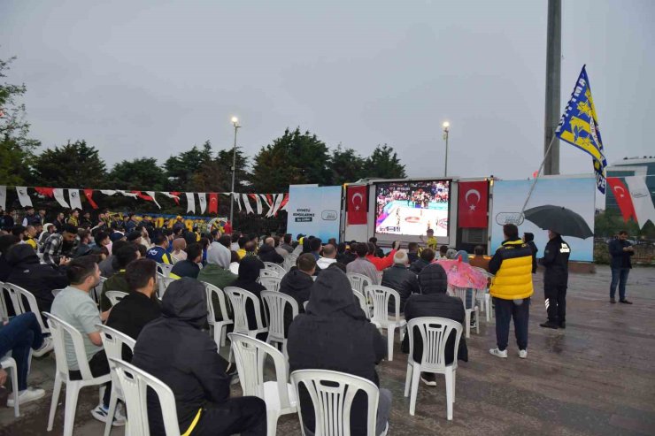 ESENYURT’TA FİNAL COŞKUSU: FENERBAHÇE ZAFERİ DEV EKRANDA KUTLANDI