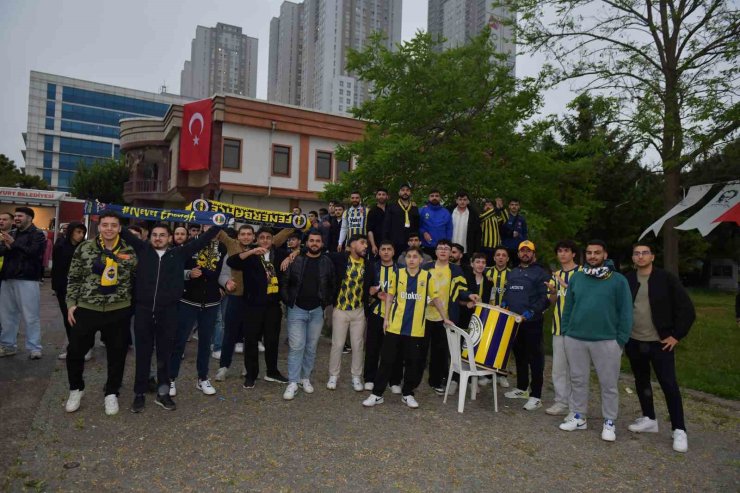 ESENYURT’TA FİNAL COŞKUSU: FENERBAHÇE ZAFERİ DEV EKRANDA KUTLANDI