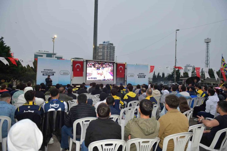 ESENYURT’TA FİNAL COŞKUSU: FENERBAHÇE ZAFERİ DEV EKRANDA KUTLANDI