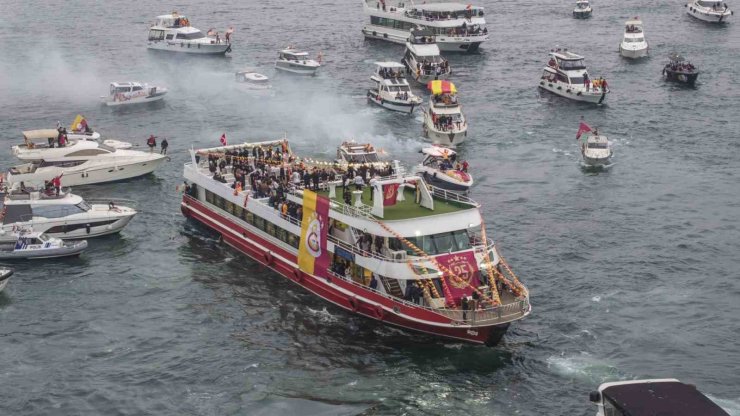 GALATASARAY’DA KUTLAMALAR ÜSTÜ AÇIK OTOBÜS TURUYLA BAŞLADI