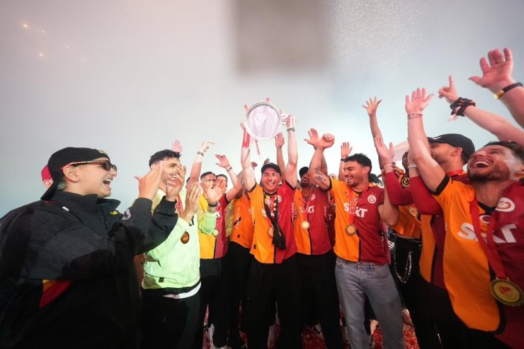 ŞAMPİYON GALATASARAY, KUPASINI YENİKAPI’DA ALDI