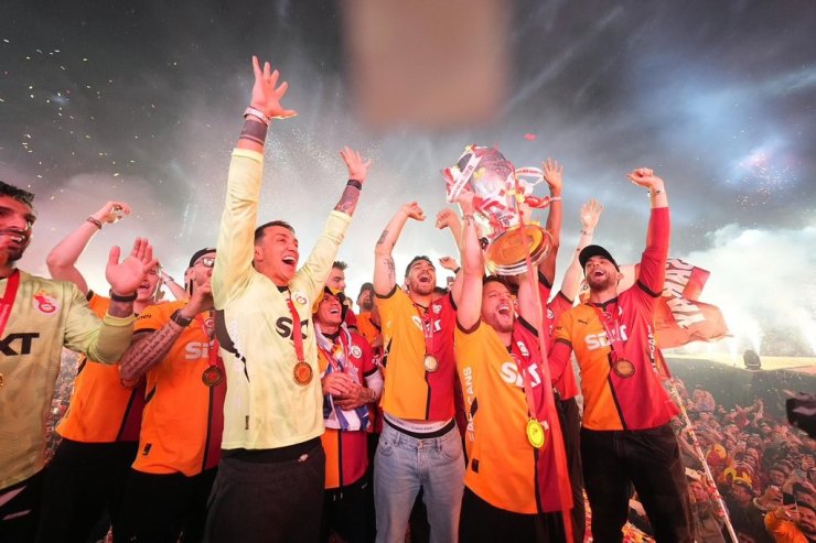ŞAMPİYON GALATASARAY, KUPASINI YENİKAPI’DA ALDI