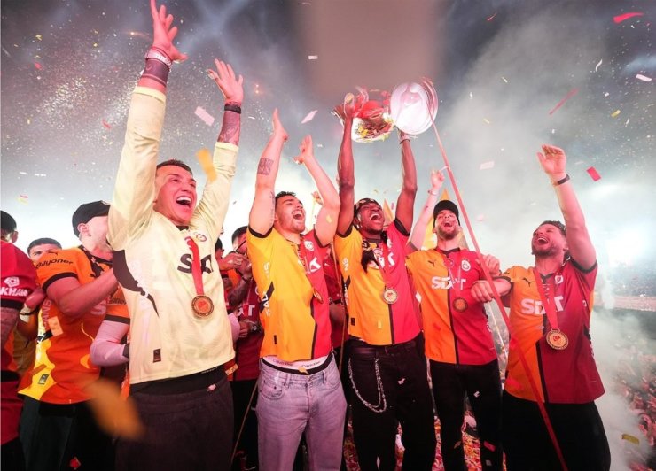 ŞAMPİYON GALATASARAY, KUPASINI YENİKAPI’DA ALDI