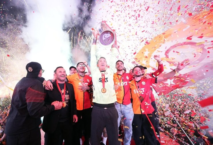 ŞAMPİYON GALATASARAY, KUPASINI YENİKAPI’DA ALDI