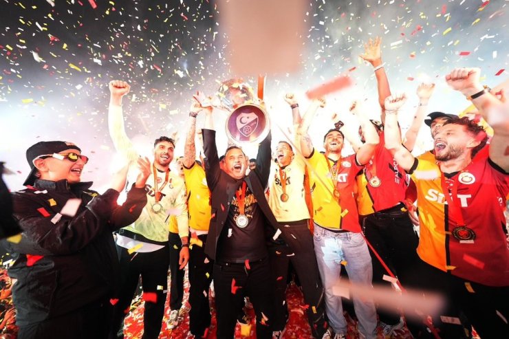 ŞAMPİYON GALATASARAY, KUPASINI YENİKAPI’DA ALDI