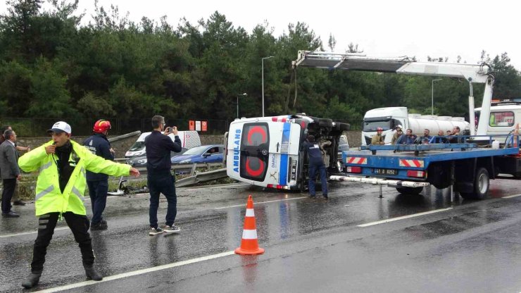 TUZLA’DA HASTA NAKİL AMBULANSI YAN YATTI: 3 YARALI