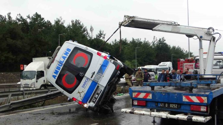 TUZLA’DA HASTA NAKİL AMBULANSI YAN YATTI: 3 YARALI