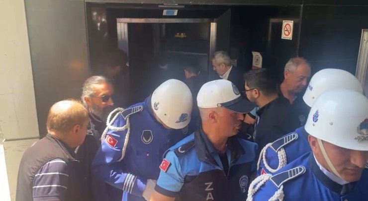 İLHAN ŞEŞEN’İN CENAZESİ ASANSÖRDE MAHSUR KALDI