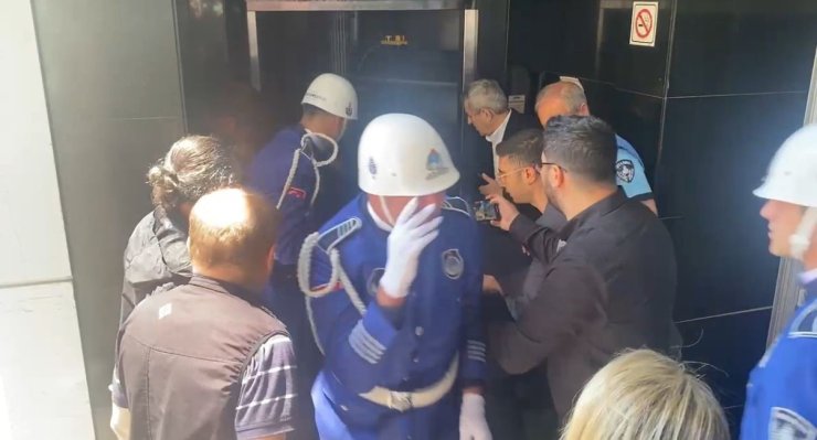 İLHAN ŞEŞEN’İN CENAZESİ ASANSÖRDE MAHSUR KALDI