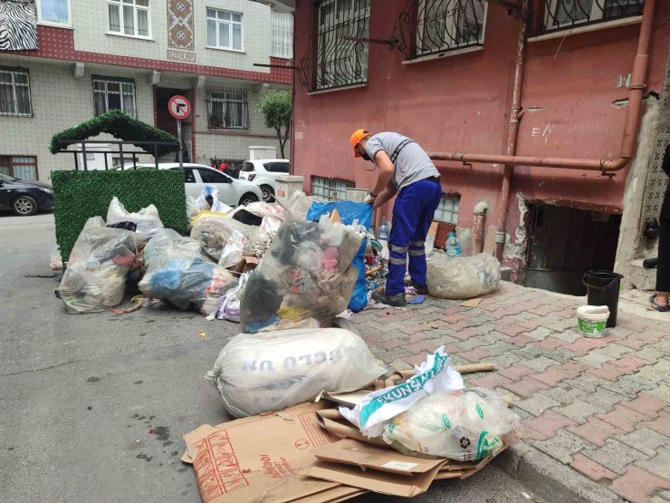 ESENLER’DE 4. KEZ TEMİZLENEN DAİREDEN 7 KAMYON ÇÖP ÇIKTI