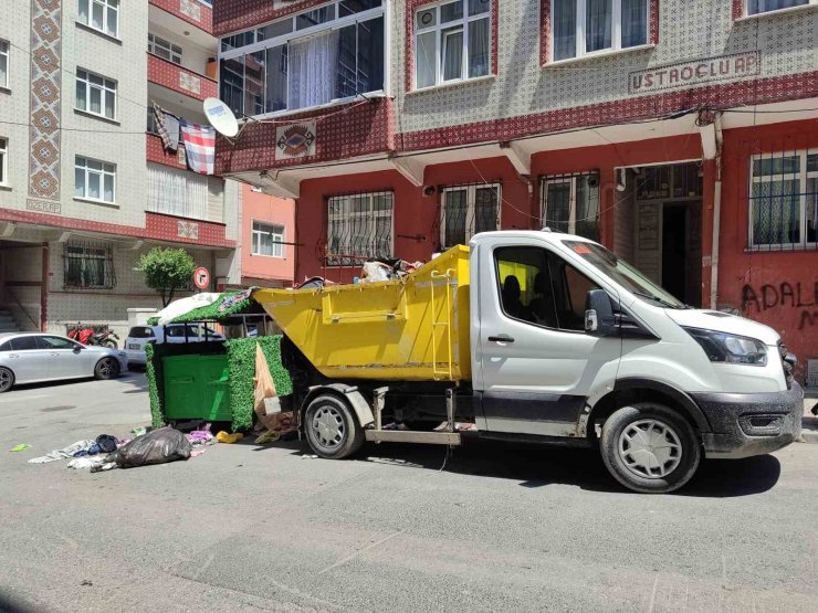 ESENLER’DE 4. KEZ TEMİZLENEN DAİREDEN 7 KAMYON ÇÖP ÇIKTI