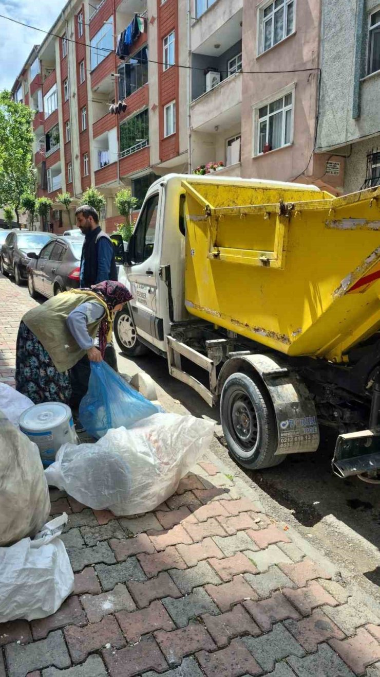 ESENLER’DE 4. KEZ TEMİZLENEN DAİREDEN 7 KAMYON ÇÖP ÇIKTI