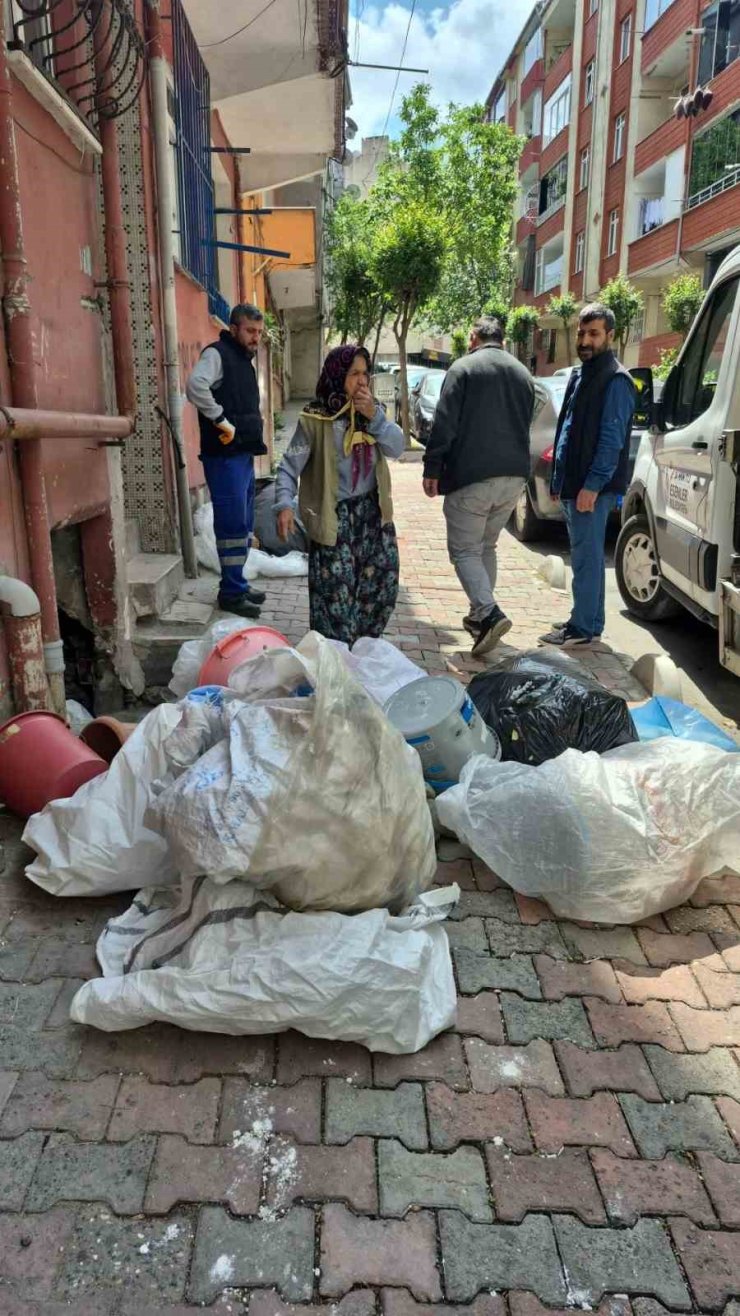 ESENLER’DE 4. KEZ TEMİZLENEN DAİREDEN 7 KAMYON ÇÖP ÇIKTI