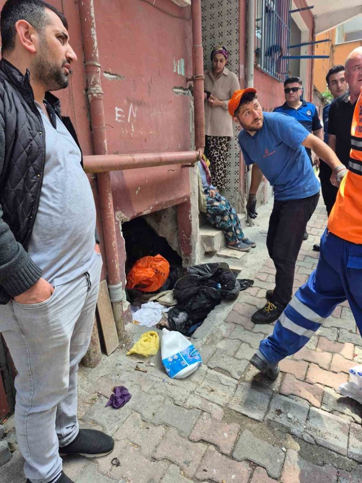 ESENLER’DE 4. KEZ TEMİZLENEN DAİREDEN 7 KAMYON ÇÖP ÇIKTI