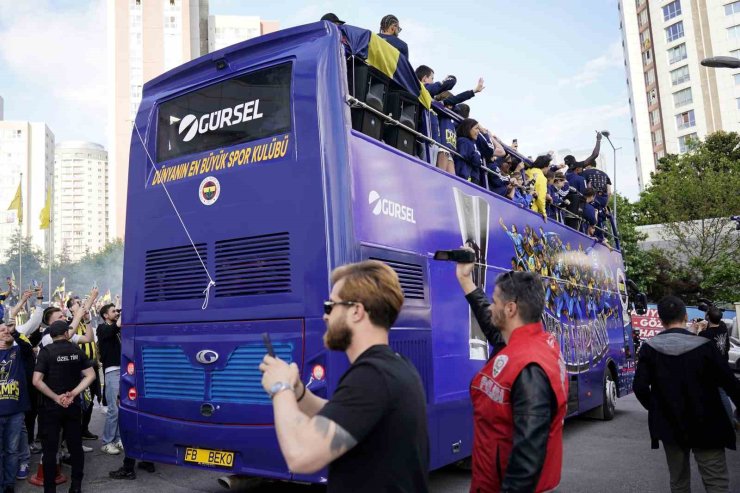 FENERBAHÇE EUROLEAGUE ŞAMPİYONLUĞUNU TARAFTARIYLA KUTLADI
