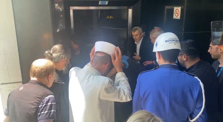 İLHAN ŞEŞEN’İN CENAZESİ ASANSÖRDE MAHSUR KALDI