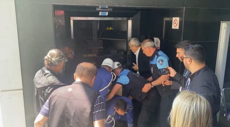 İLHAN ŞEŞEN’İN CENAZESİ ASANSÖRDE MAHSUR KALDI