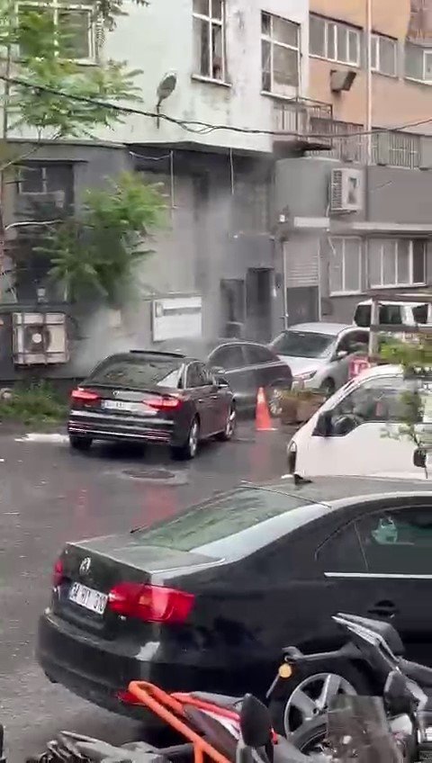KAĞITHANE’DE KANLI PUSU KAMERADA: ARACA KURŞUN YAĞDIRDILAR, SÜRÜCÜ HAYATINI KAYBETTİ