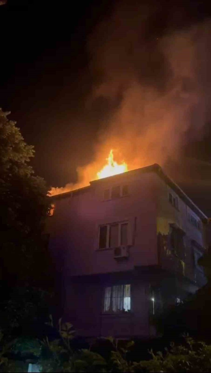 SARIYER’DE ANAOKULUNDA BAŞLAYAN YANGIN YAN BİNAYA SIÇRADI: 2 KİŞİ DUMANDAN ETKİLENDİ