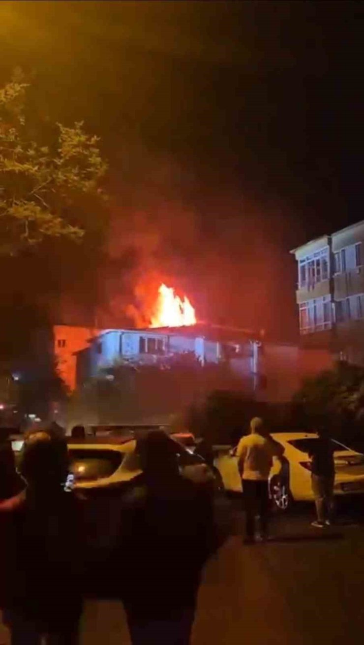 SARIYER’DE ANAOKULUNDA BAŞLAYAN YANGIN YAN BİNAYA SIÇRADI: 2 KİŞİ DUMANDAN ETKİLENDİ