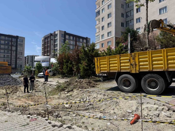 BALIKÇI KENAN, BOYNUNA ASTIĞI BALIKLARLA İMAMOĞLU VE ÖZEL’İ PROTESTO ETTİ