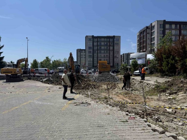 BALIKÇI KENAN, BOYNUNA ASTIĞI BALIKLARLA İMAMOĞLU VE ÖZEL’İ PROTESTO ETTİ