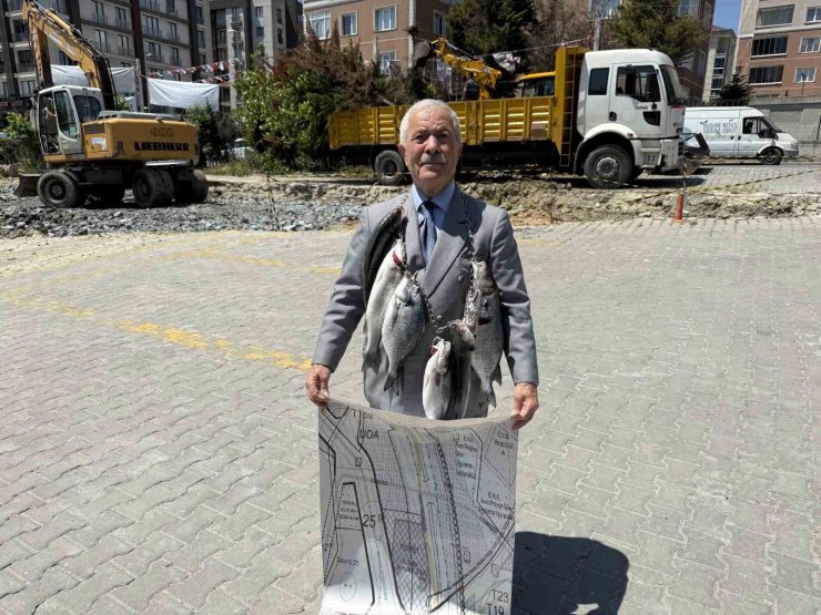 BALIKÇI KENAN, BOYNUNA ASTIĞI BALIKLARLA İMAMOĞLU VE ÖZEL’İ PROTESTO ETTİ