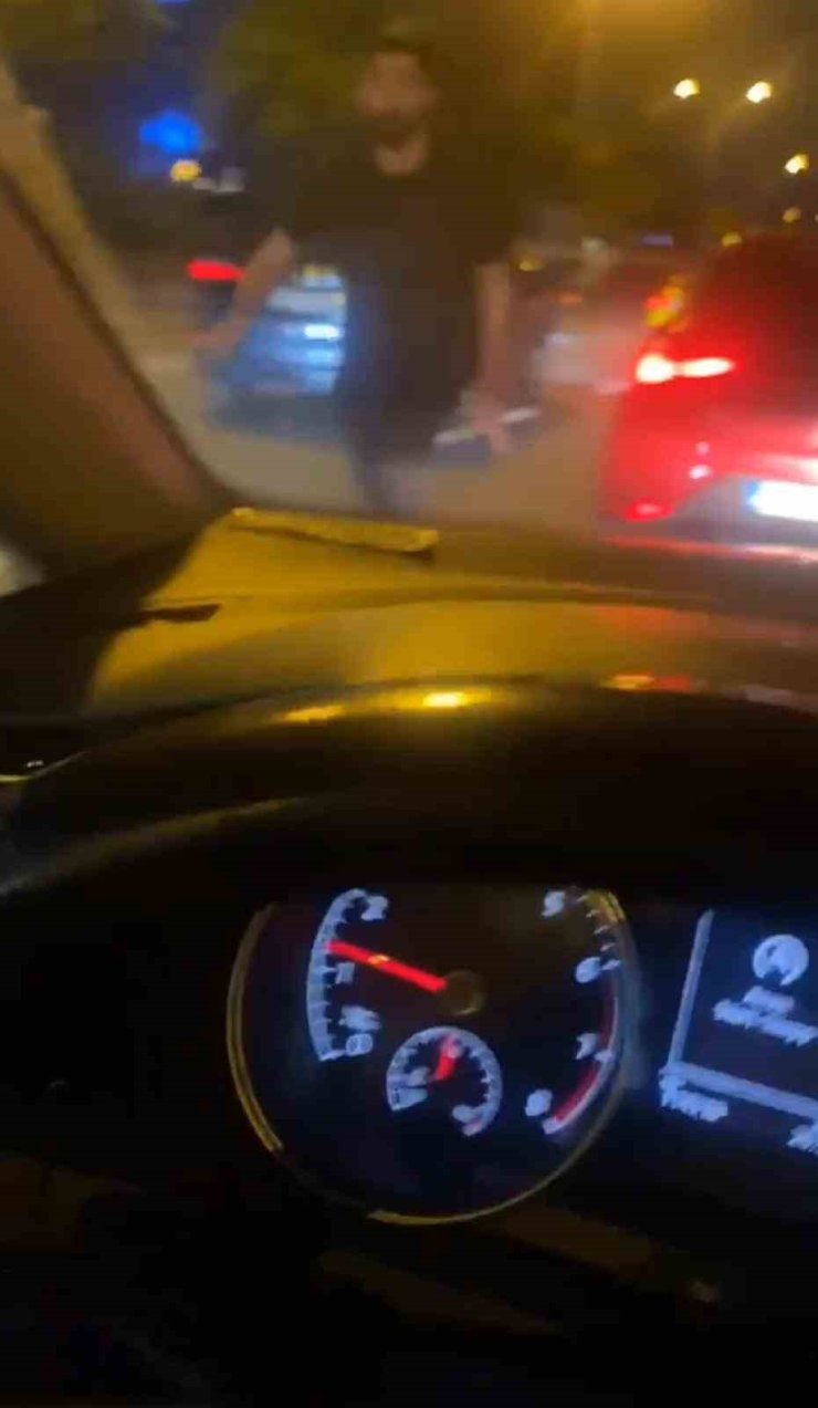 MALTEPE’DE YOL VERME TARTIŞMASI: ÖNÜNÜ KESTİ, ARACINI YUMRUKLADI