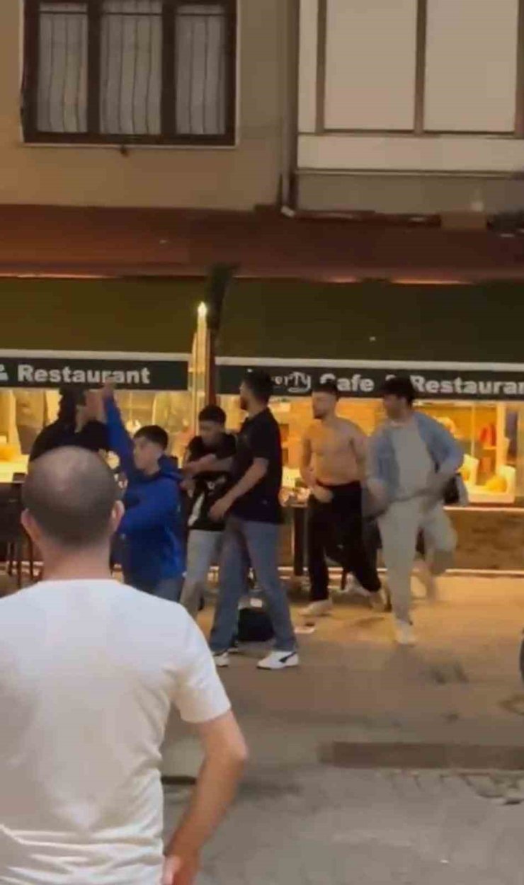 MALTEPE’DE İKİ GRUP ARASINDA KAVGA: SANDALYELER HAVADA UÇUŞTU